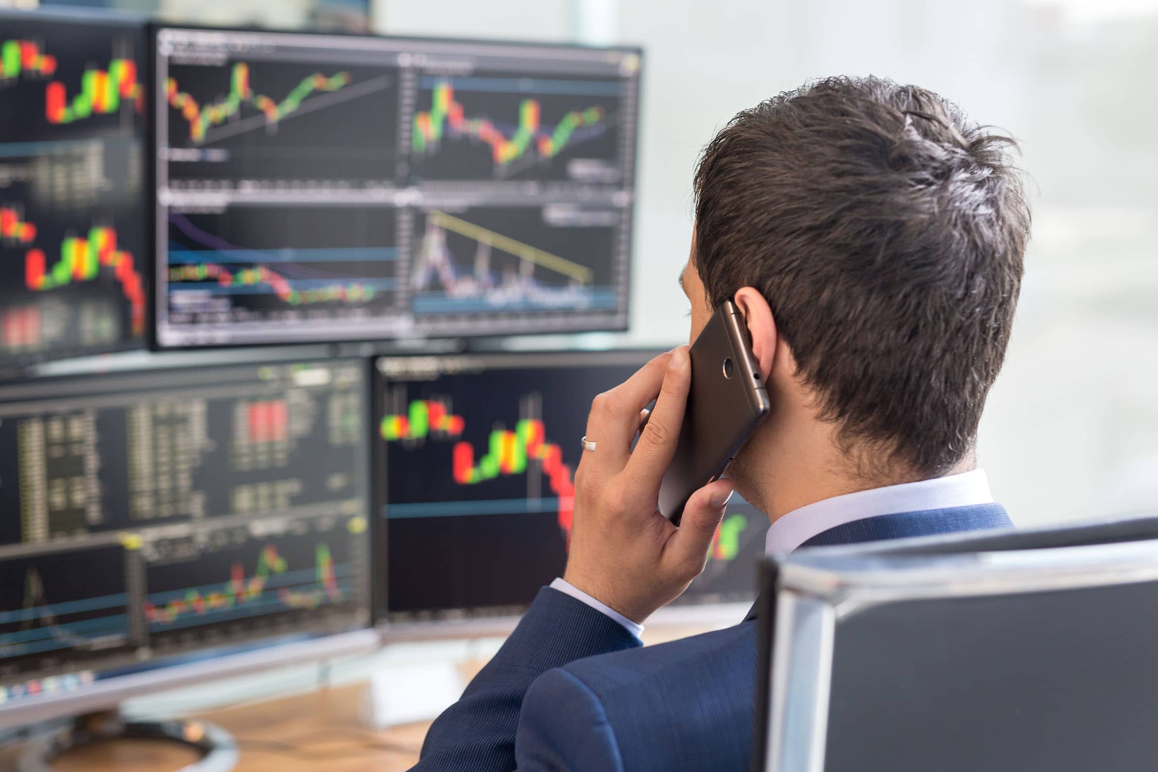 Currency trading desk watching live markets